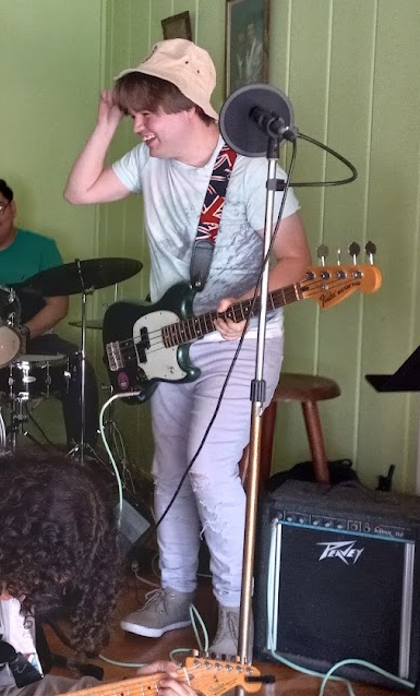 Lesley playing the Fender Mustang Bass @ Grandma's House, Long Beach on 25 March 2023